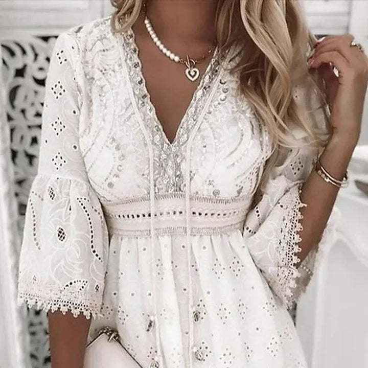Witte comfortabele damesjurk, boho zomerstijl met borduursel en v-hals, geschikt als strandkleding.