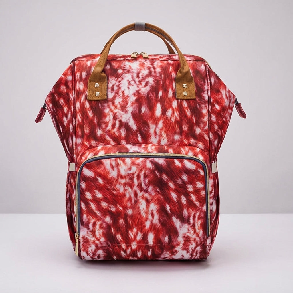 Mama met stijlvolle Babyluxe luiertas rugzak, ideaal voor georganiseerde uitjes met de baby.