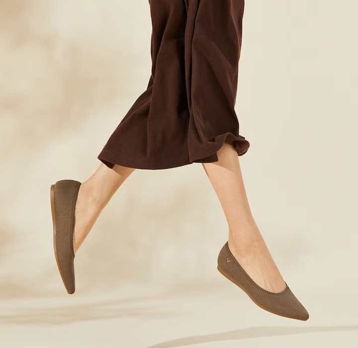Platte dames schoenen Lunessa, ideaal voor comfortabel wandelen in de lente.