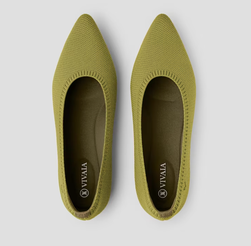 Model draagt Lunessa ballerina's, straalt comfort en chique zomerstijl uit.