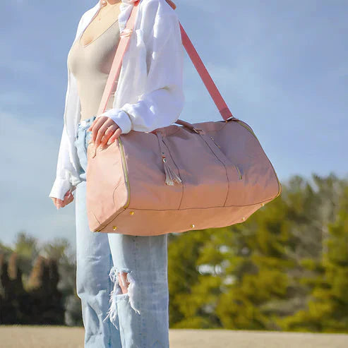 Kreukvrije kledingzak die transformeert tot luxe dames reistas; perfect voor zakelijke reizen of weekendtrips.