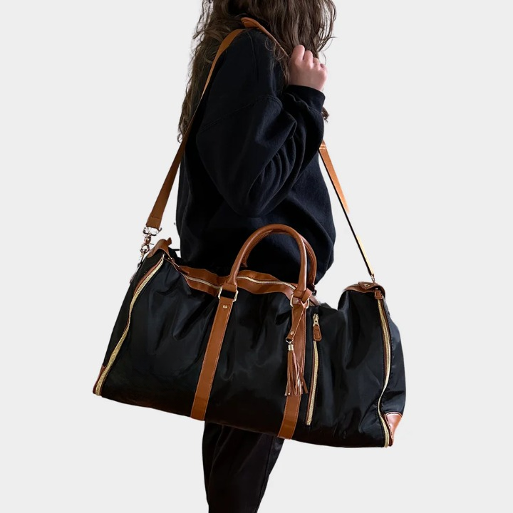 Chique dames handbagage reistas in zwart veganleer, ontworpen voor kreukvrij en comfortabel reizen, compact design.