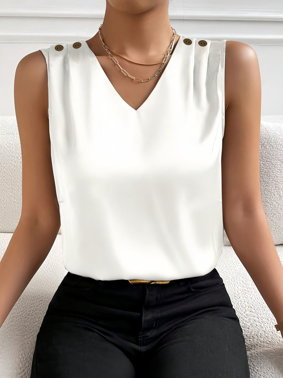 Dames luxe mouwloze top met V-hals en knopen, perfect voor zomerse elegantie en comfort.
