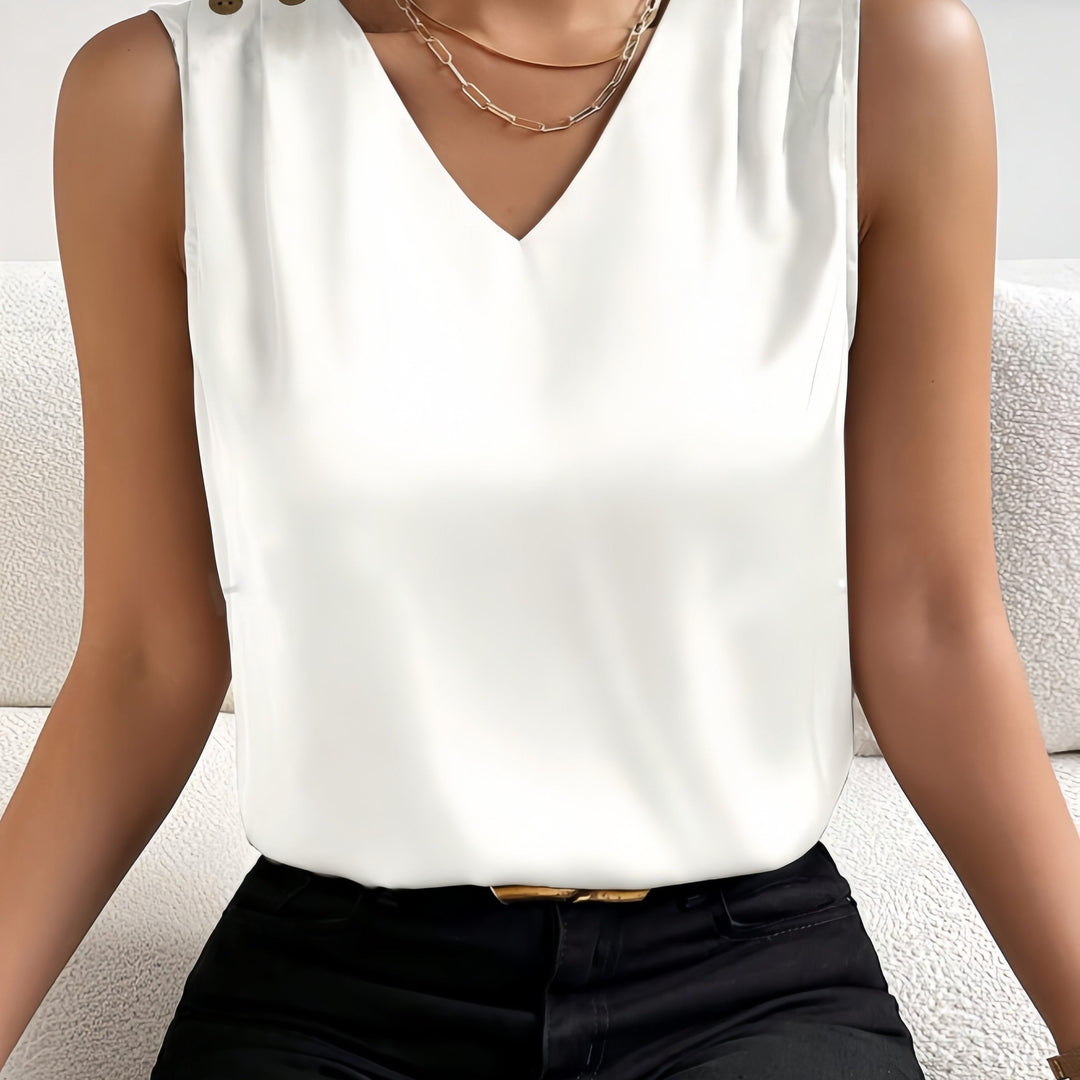 Trendy dames zomertop met decoratieve knopen en stijlvolle V-hals, ideaal voor een chique casual look.
