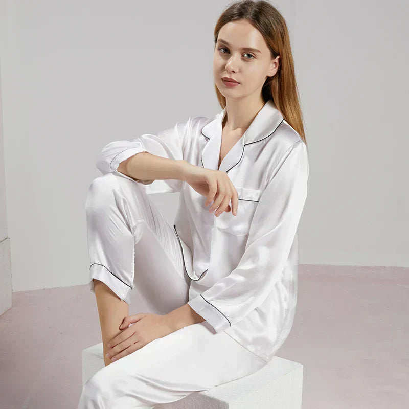 Detailopname van de zachte stof van deze luxe dames pyjama, optimaal comfort.