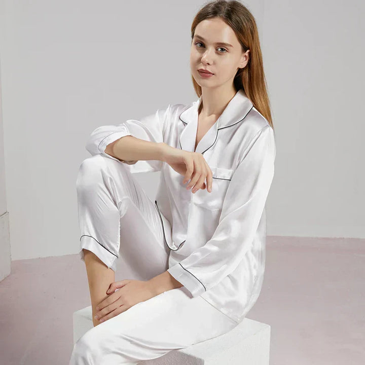 Detailopname van de zachte stof van deze luxe dames pyjama, optimaal comfort.