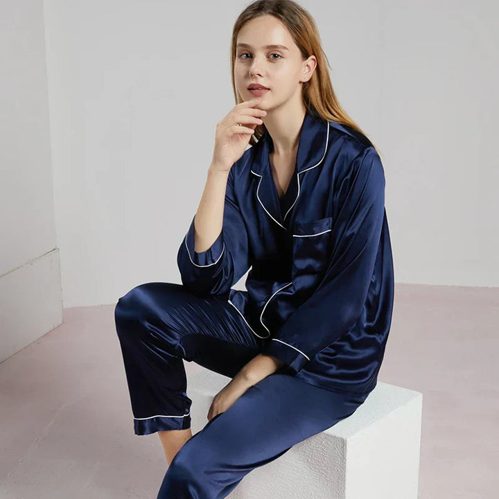 Elegante dames pyjama met lange mouwen, perfect voor chique avonden thuis.