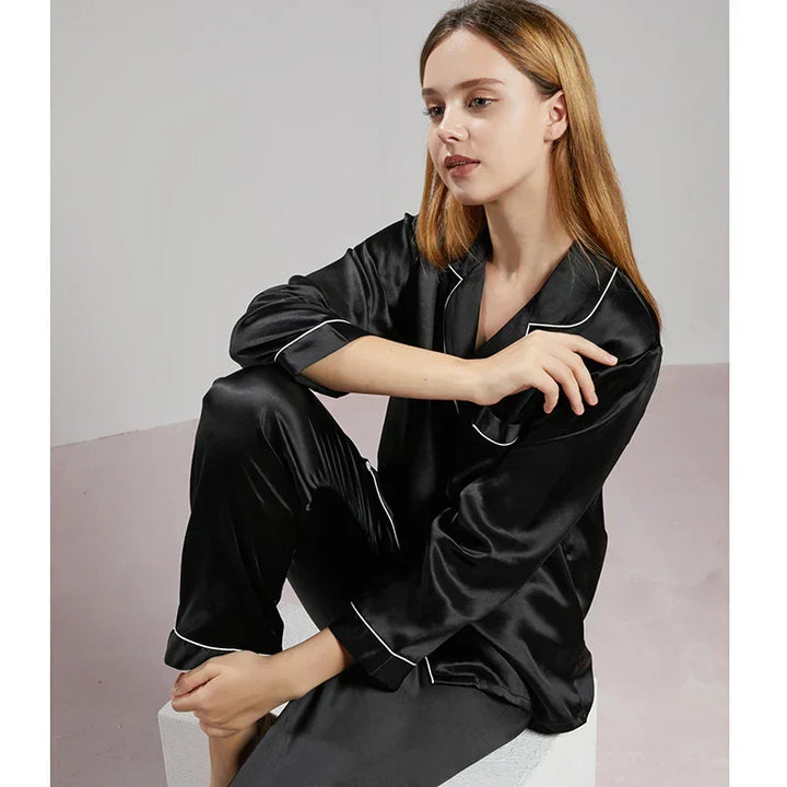 Modieuze dames pyjama, gecombineerd met elegantie en superieur comfort.