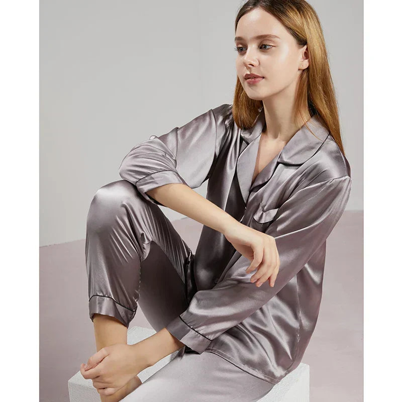 Zachtroze luxe dames pyjama set, ideaal voor een verwenvrouw en comfortabele nachten.