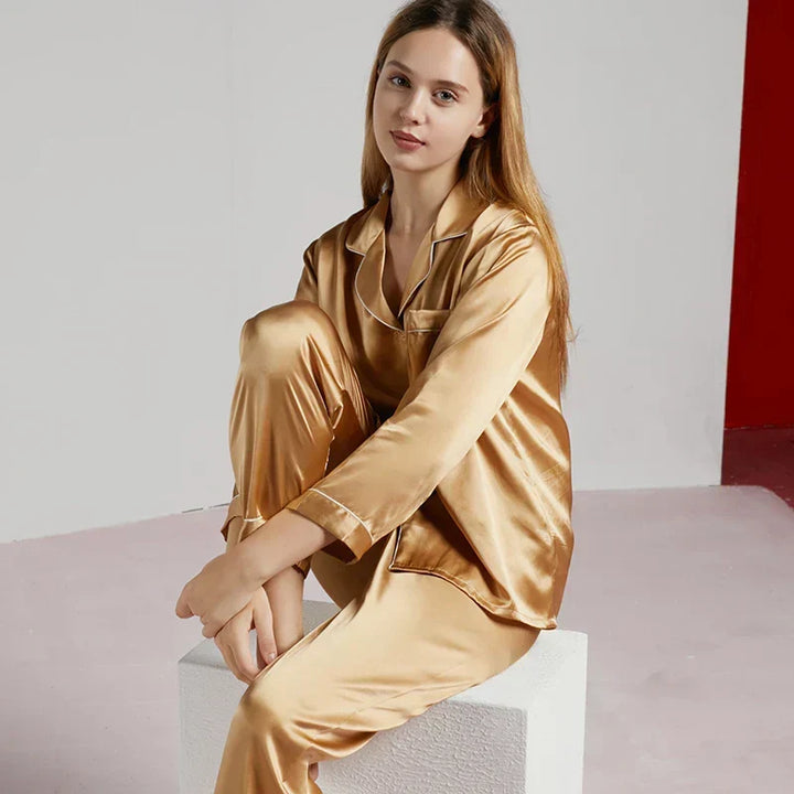 Comfortabele dames pyjama, ontworpen voor een rustgevende nachtrust en ontspanning.