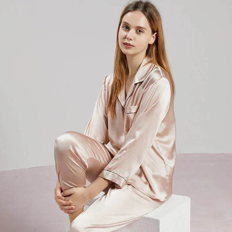 Luxe dames nachtkleding, deze pyjama is de perfecte mix van stijl en comfort.