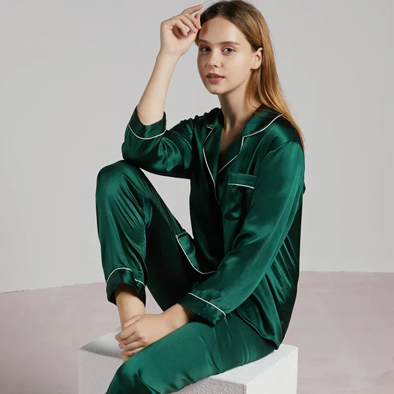 Dames pyjama als elegante loungewear, stijlvol en comfortabel voor thuisdagen.