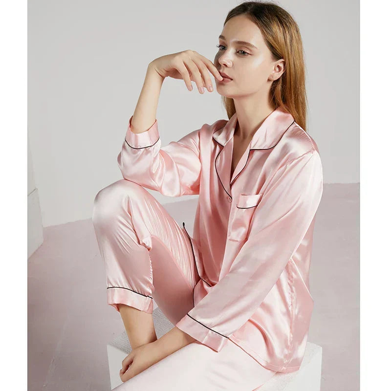 Pyjama set voor dames, luxe uitstraling en zacht op de huid, ademend comfort.