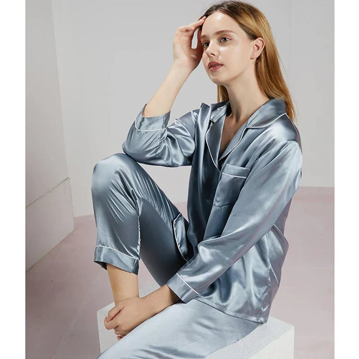 Geschenkidee voor haar: een luxe, comfortabele dames pyjama voor elegante nachten.