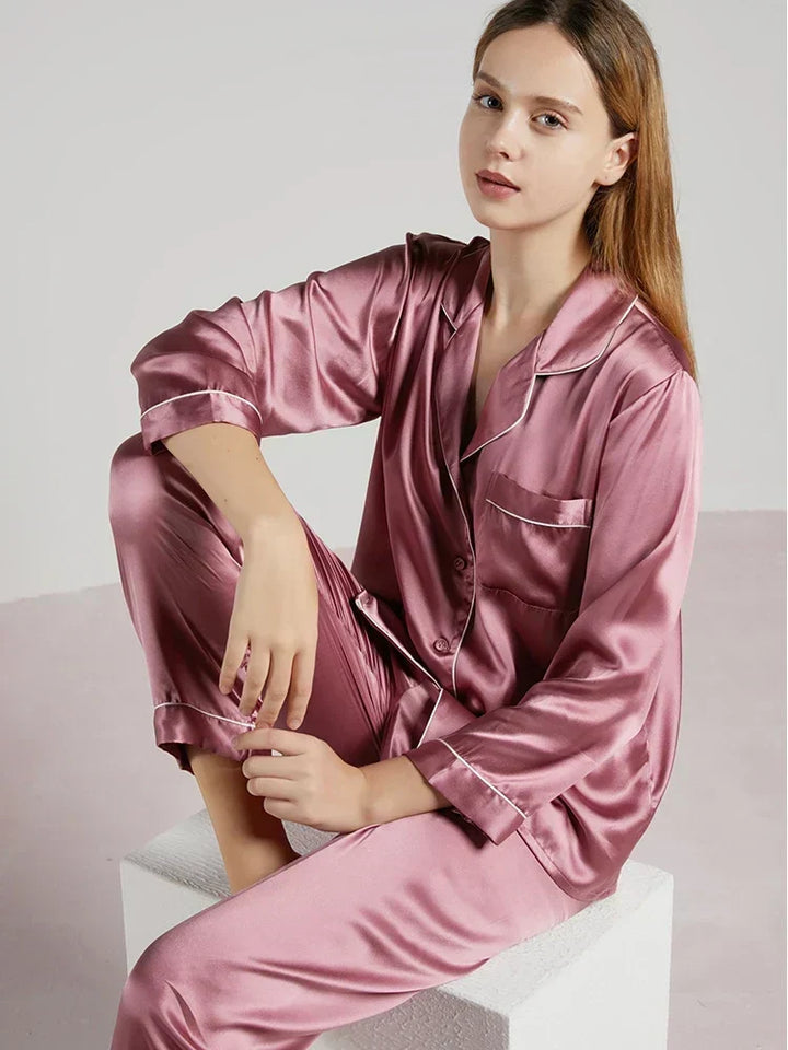 Comfortabele dames pyjama, ideaal als stijlvolle loungewear of zachte slaapkleding.