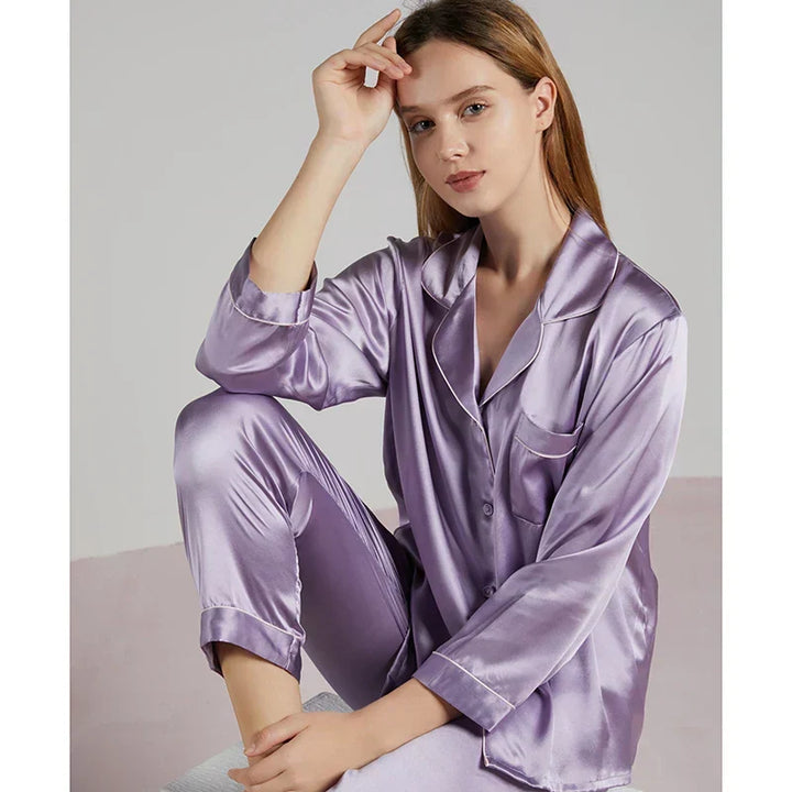Model draagt comfortabele dames pyjama, ideaal voor loungen en slapen.