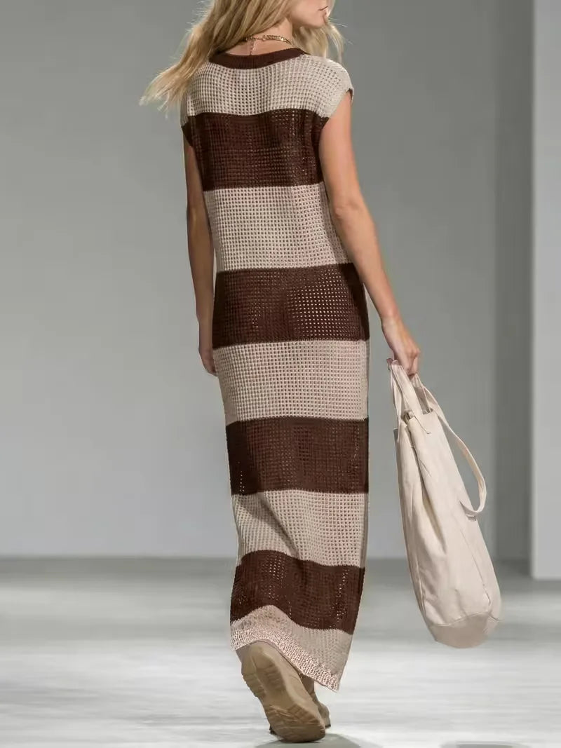 Dames strandjurk cover-up met V-hals. Gestreepte stof, oversized, ideaal voor zomerse dagen.