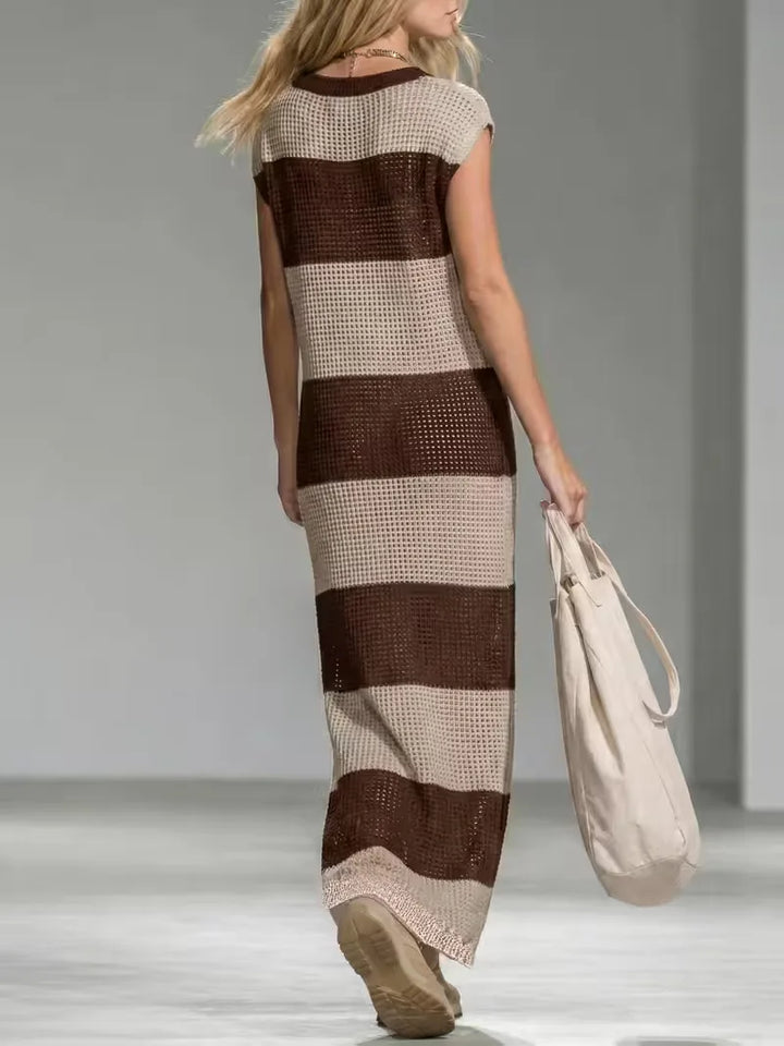 Dames strandjurk cover-up met V-hals. Gestreepte stof, oversized, ideaal voor zomerse dagen.