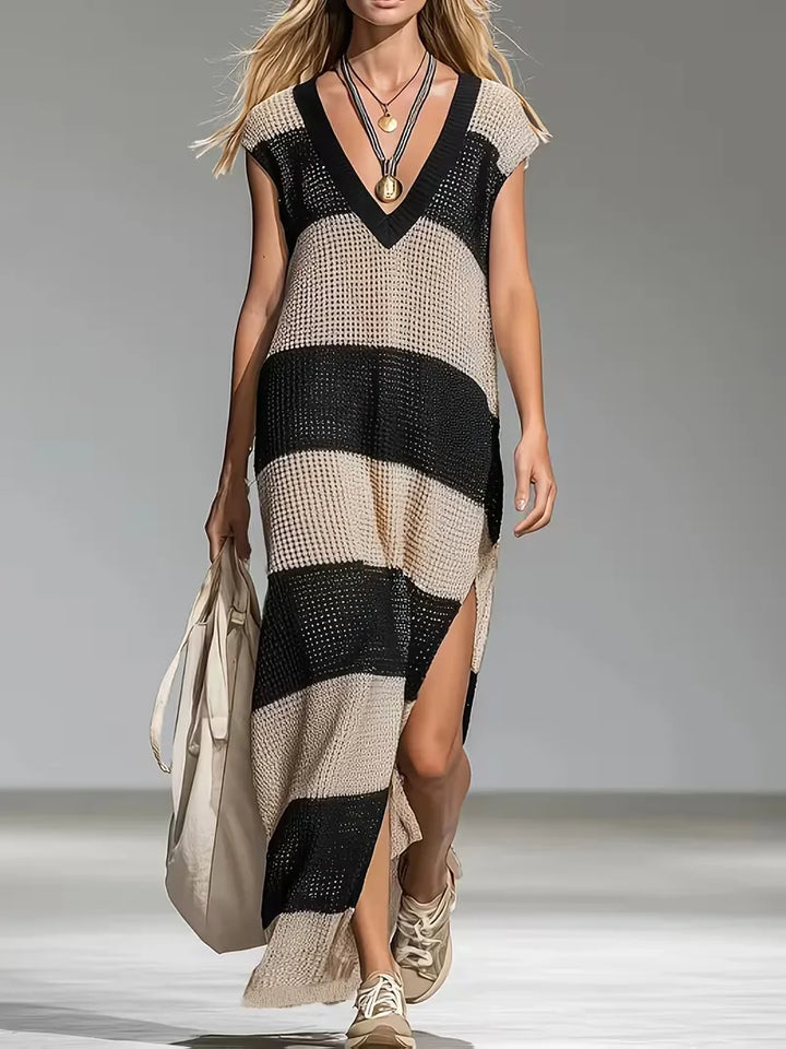 Zomerse dames cover-up, gestreept, V-hals. Perfect als oversized strandkleding op vakantie.