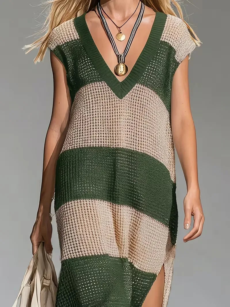 Lange dames cover-up met V-hals. Comfortabele gestreepte stof, perfect voor zomerse dagen.