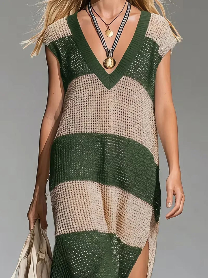 Lange dames cover-up met V-hals. Comfortabele gestreepte stof, perfect voor zomerse dagen.