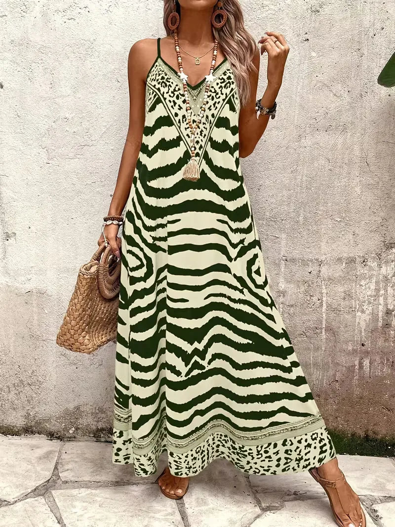 Modieuze bohemian maxi jurk met leopard patroon, perfect voor vakantie.