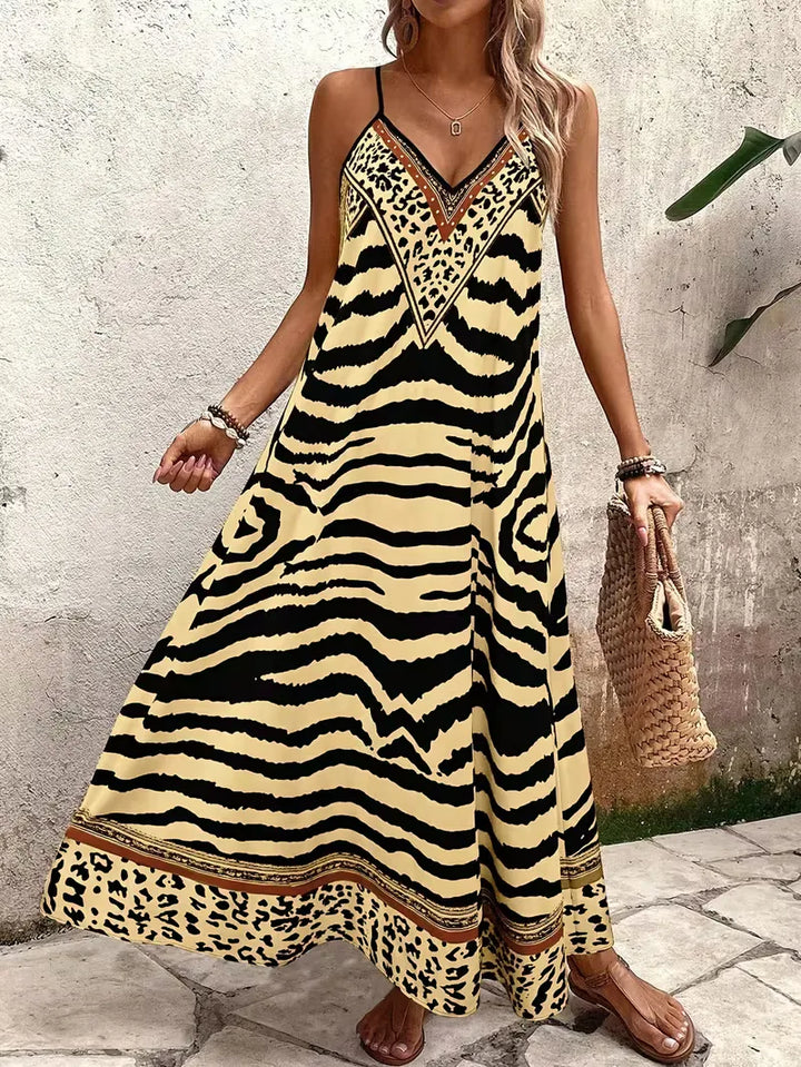 Zomerse strandjurk met spaghettibandjes en trendy leopard print.