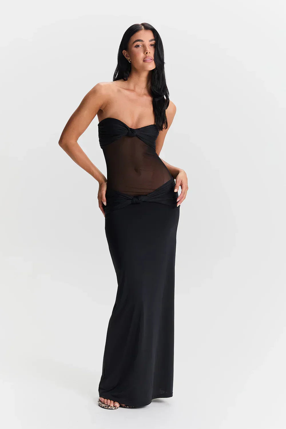 Lange damesjurk met plooien, strapless of met bandjes. Ideale elegante feest- of zomerjurk voor chique dames.