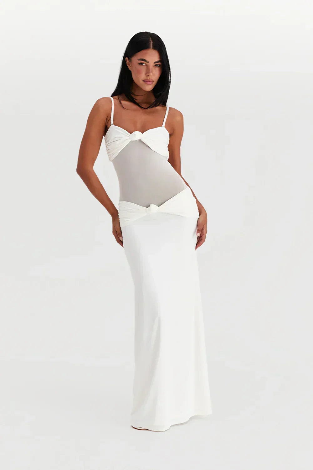 Elegante dames maxi jurk met bandjes en zwierige plooien, veelzijdig voor feesten en zomerse dagen.