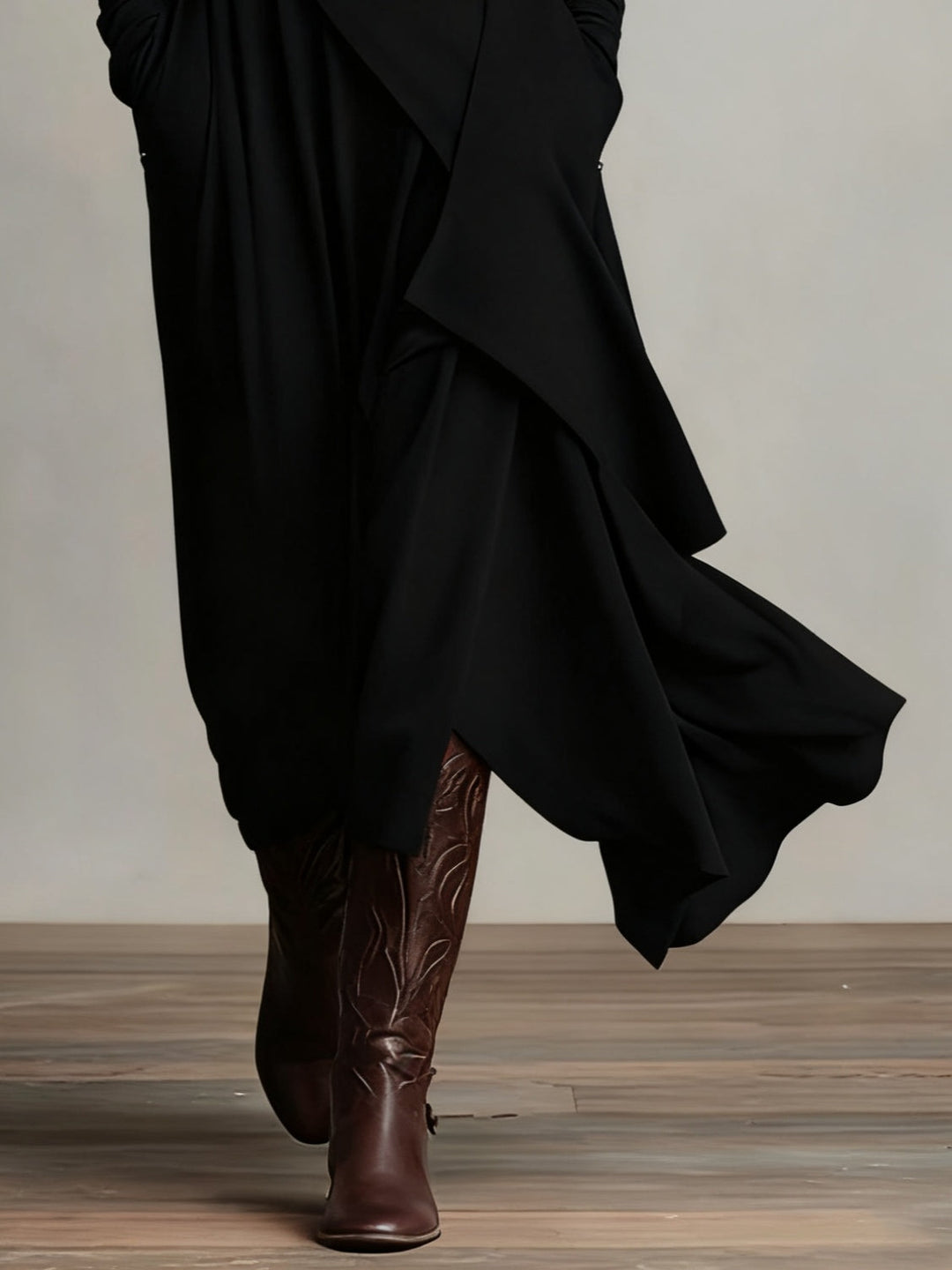 Stijlvolle damesjurk: maxi model met hoge col, lange mouwen en asymmetrische rok. Elegante, comfortabele en veelzijdige.