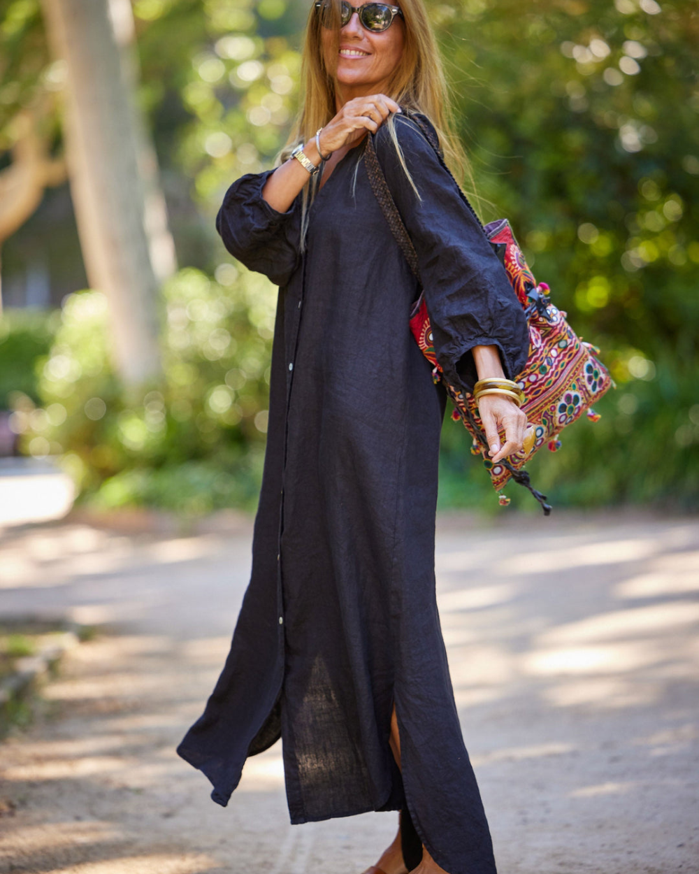 Vloeiende dames maxi jurk, lange mouwen. Elegant en modieus, deze zomerjurk is comfortabele vrouwenmode.