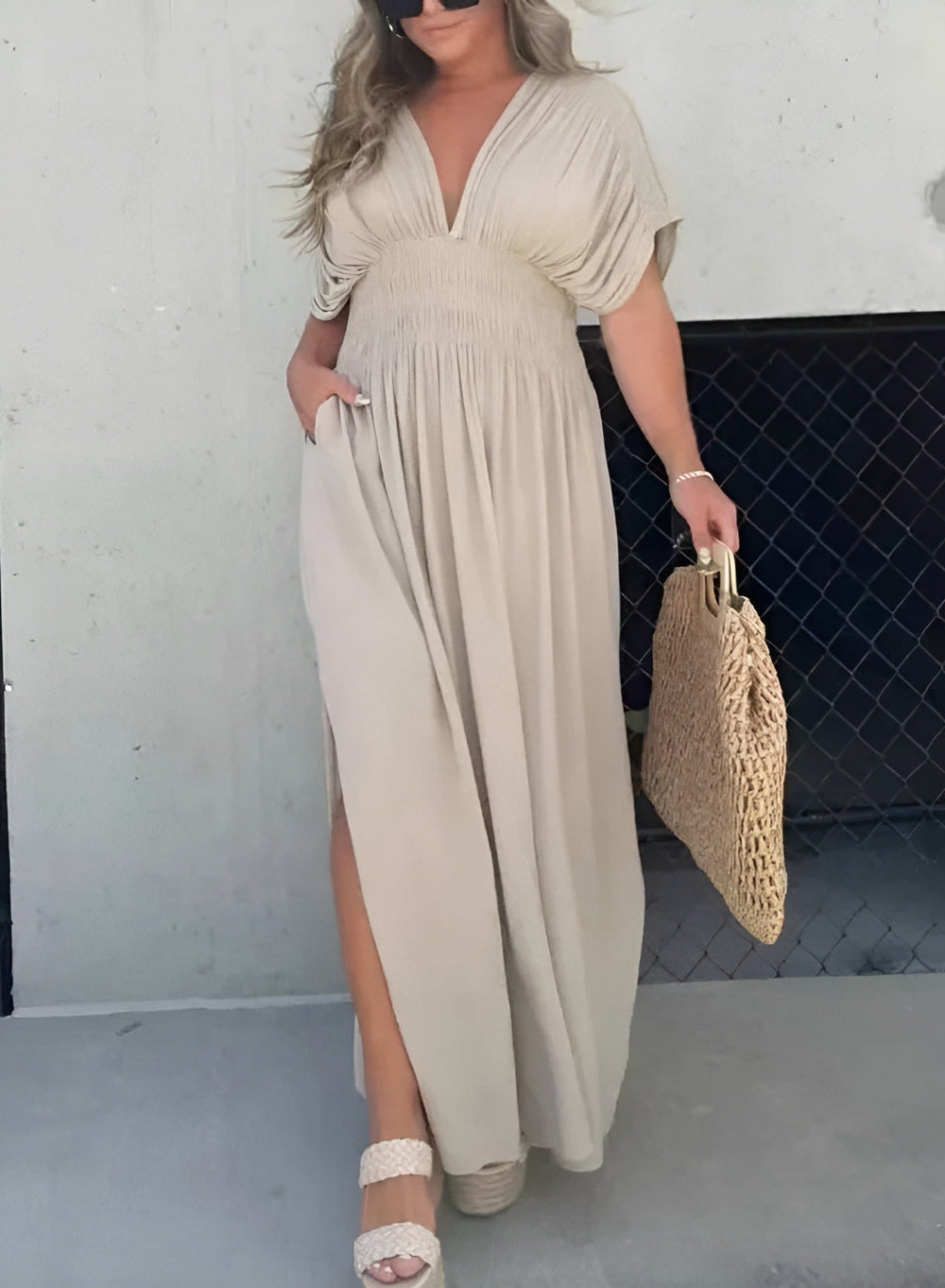 Comfortabele lange damesjurk, V-hals en sexy split. Ideaal als strandjurk of zomerse feestjurk.