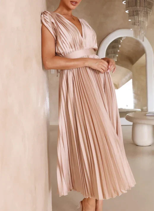 Modieuze dames maxijurk met flatterende pasvorm, elegant voor dameskledingcollectie.