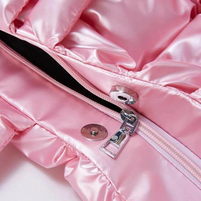 Trendy draagtas metallic puffer, gerimpelde textuur, perfect voor dames.