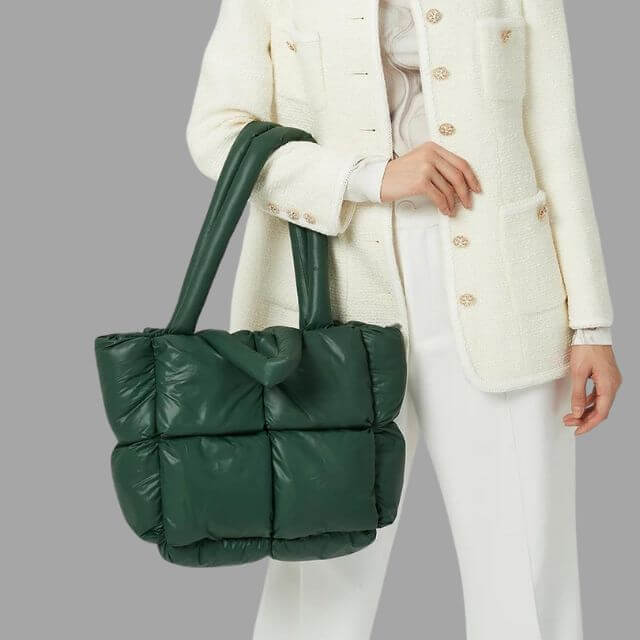 Metallic puffer tas voor dames, veelzijdig als schoudertas of draagtas.