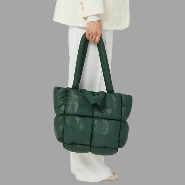 Gerimpelde metallic draagtas, een hip accessoire voor stijlvolle dames.
