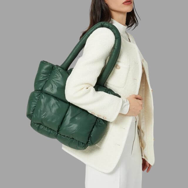 Dames puffer tas in metallic look, ideaal als schoudertas of crossbody tas.