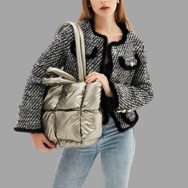 Gerimpelde metallic schoudertas voor dames, modern en trendy accessoire.