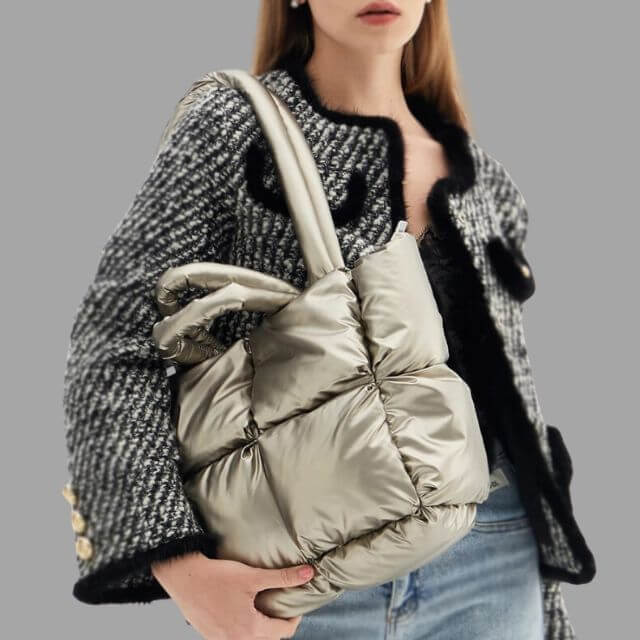Glanzende metallic puffer tas, ideaal als crossbody of schoudertas voor dames.