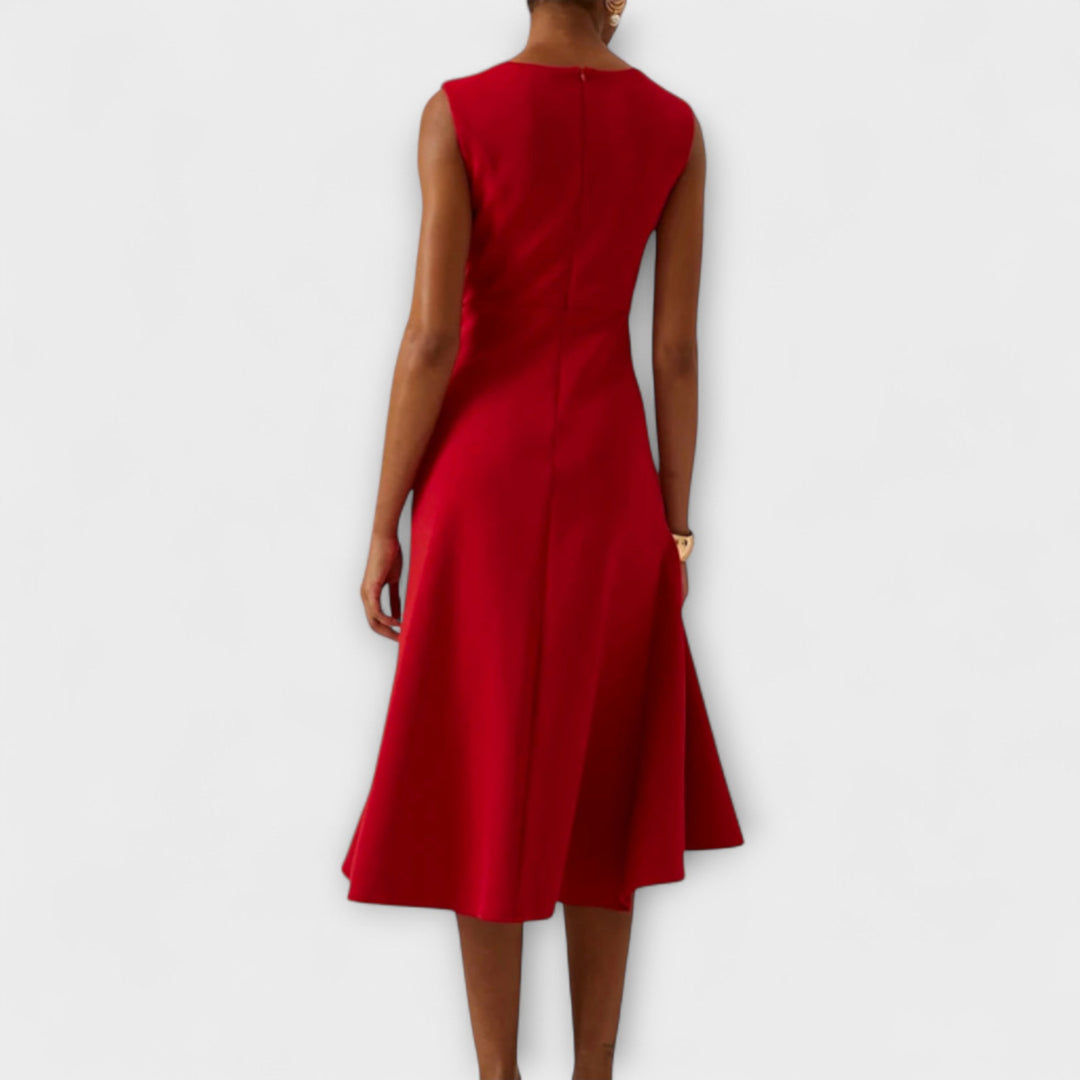 Midi avondjurk dames, mouwloos, met unieke asymmetrische zoom en chique drapering.