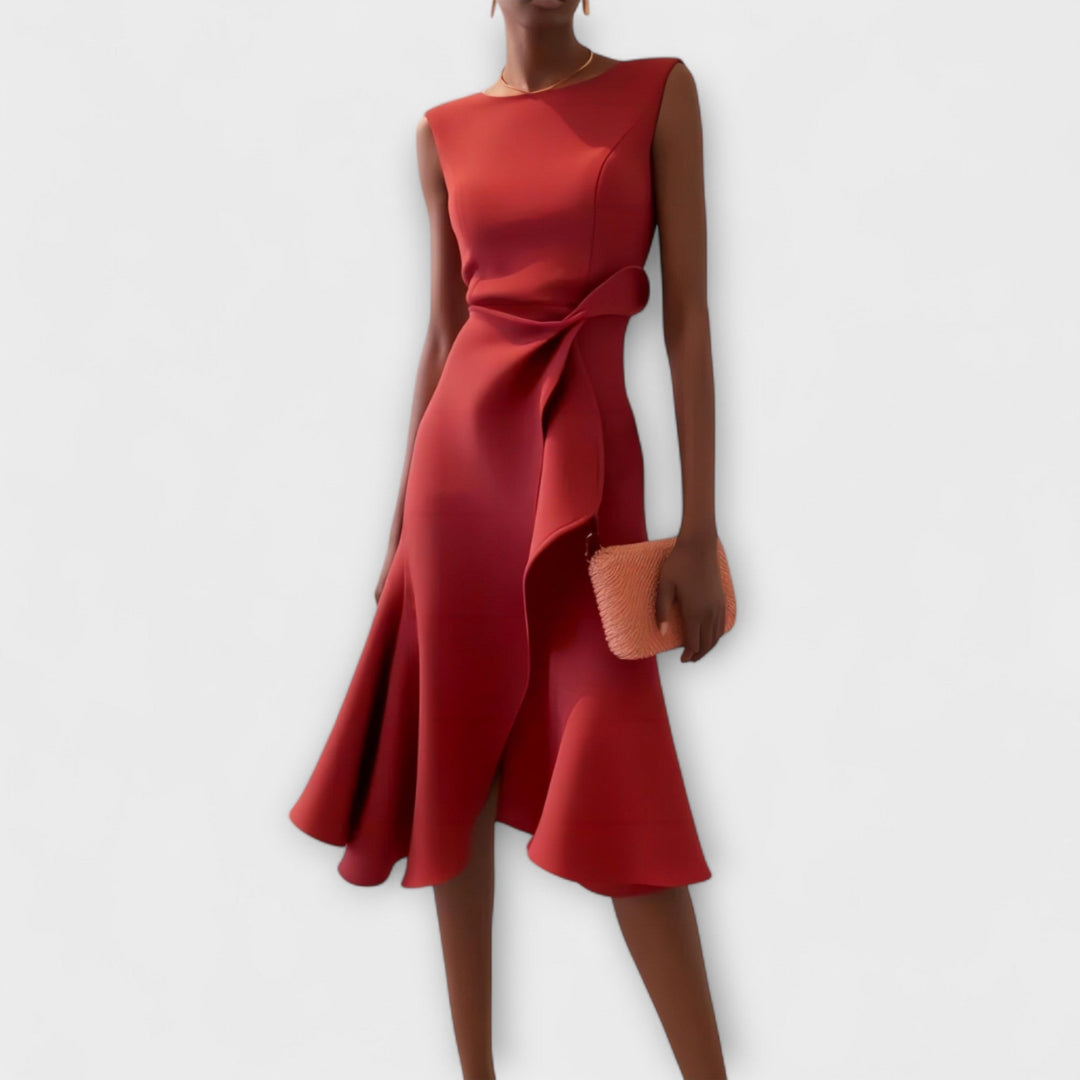 Stijlvolle mouwloze cocktailjurk, midi lengte, met asymmetrische zoom en verfijnde drapering.