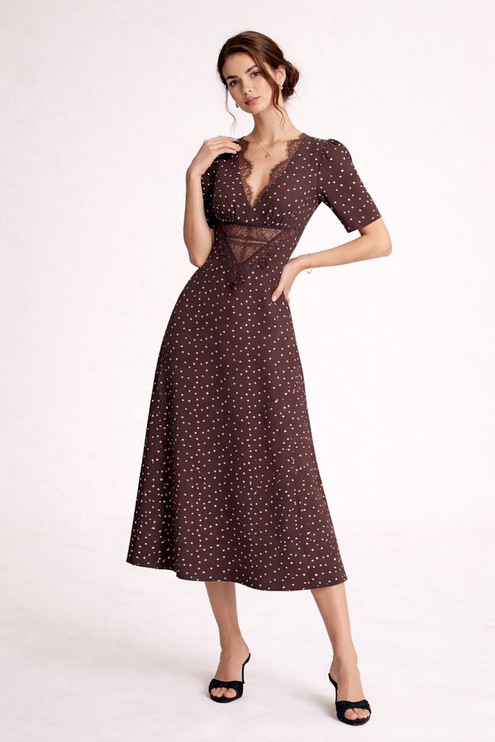 Dames midi-jurk met elegante stippenprint en diepe V-hals, perfect voor zomerse dagen.