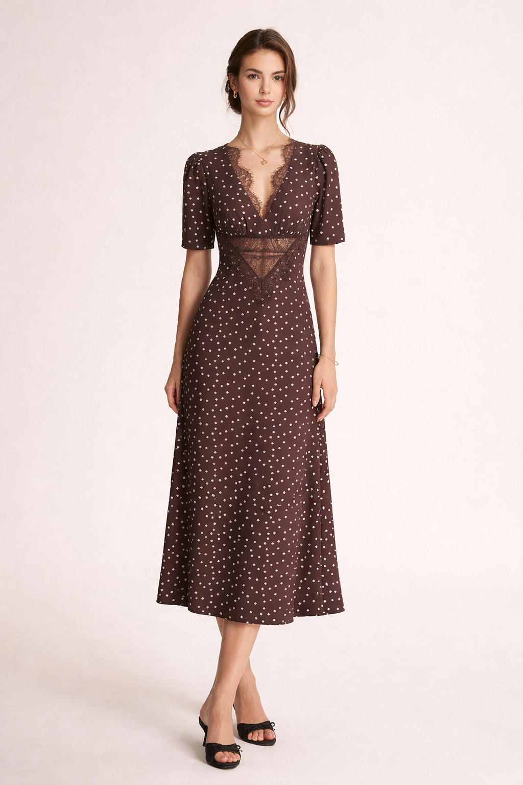 Bruine dames midi-jurk met stijlvolle stippenprint en flatterende V-hals, ideaal als casual of feestjurk.