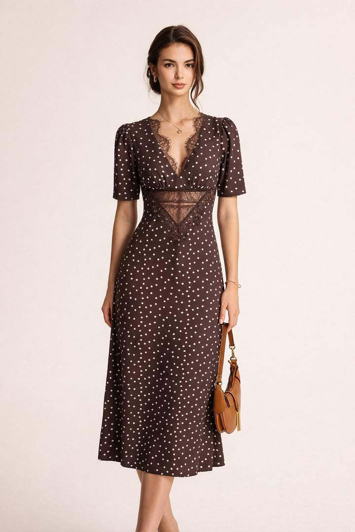 Comfortabele bruine midi-jurk voor dames met modieuze stippenprint en V-hals, perfect voor elke gelegenheid.