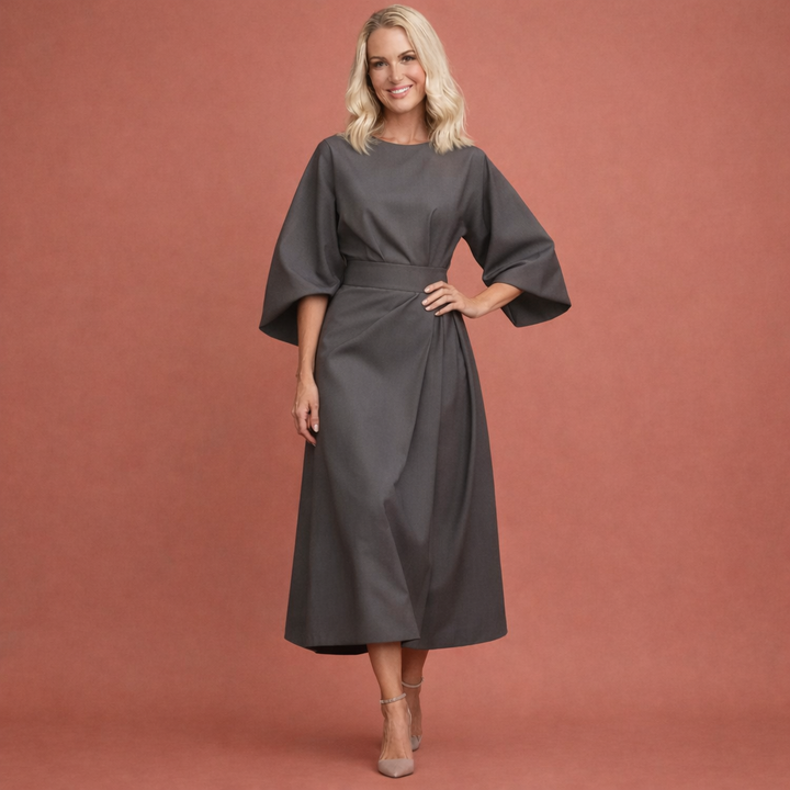 Flatterende dames midi-jurk met sierlijke lantaarnmouwen en accentuerende taille-ceintuur.