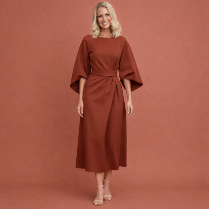 Trendy dames midi-jurk met opvallende lantaarnmouwen en een ceintuur die de taille flatteert.