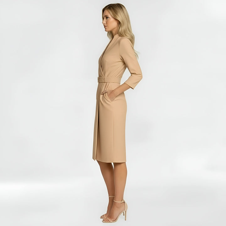 Stijlvolle slim fit dames midi jurk, met V-hals en 3/4 mouw, een chique keuze voor kantoor.