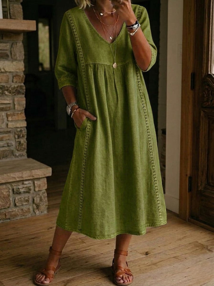 Deze casual dames midi jurk met V-hals en vloeiende stof is perfect voor warme dagen.