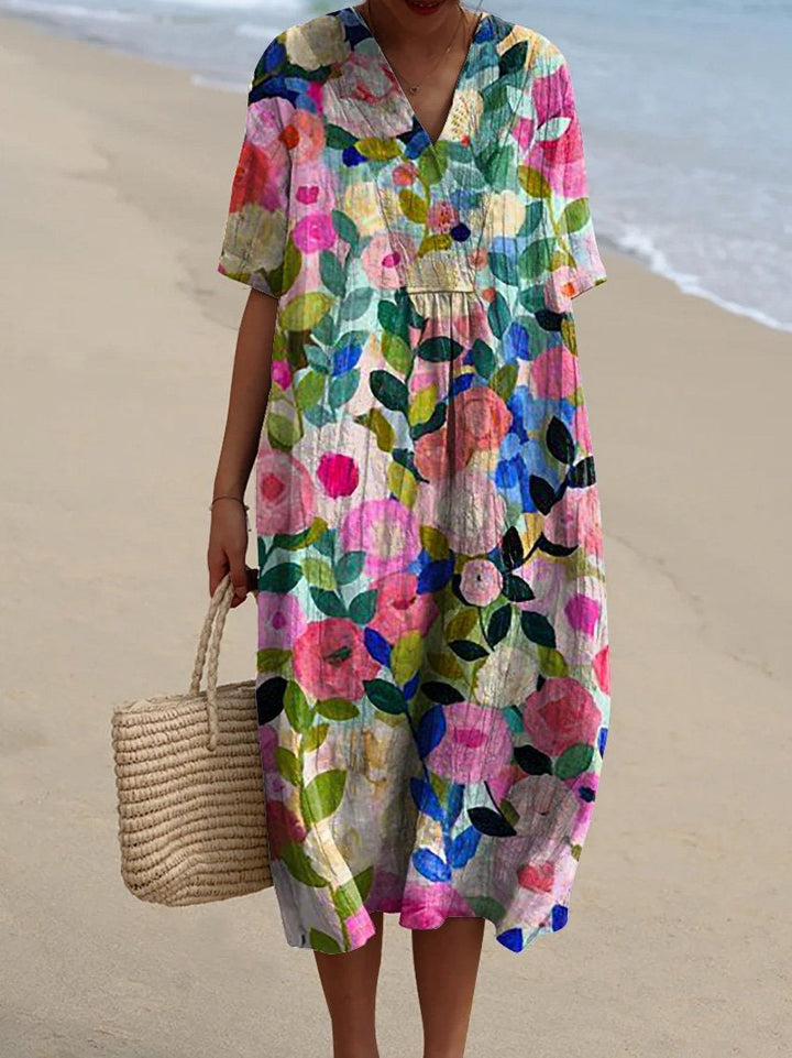 Levendige bloemenprint op deze casual dames midi jurk met V-hals en korte mouwen. Perfecte lente/zomerjurk.