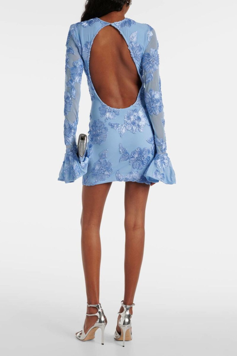 Chique mini-jurk met bloemenborduurwerk, perfect als getailleerde feestjurk of romantische lente mode.